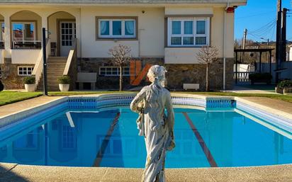 Schwimmbecken von Haus oder Chalet zum verkauf in Teo mit Heizung