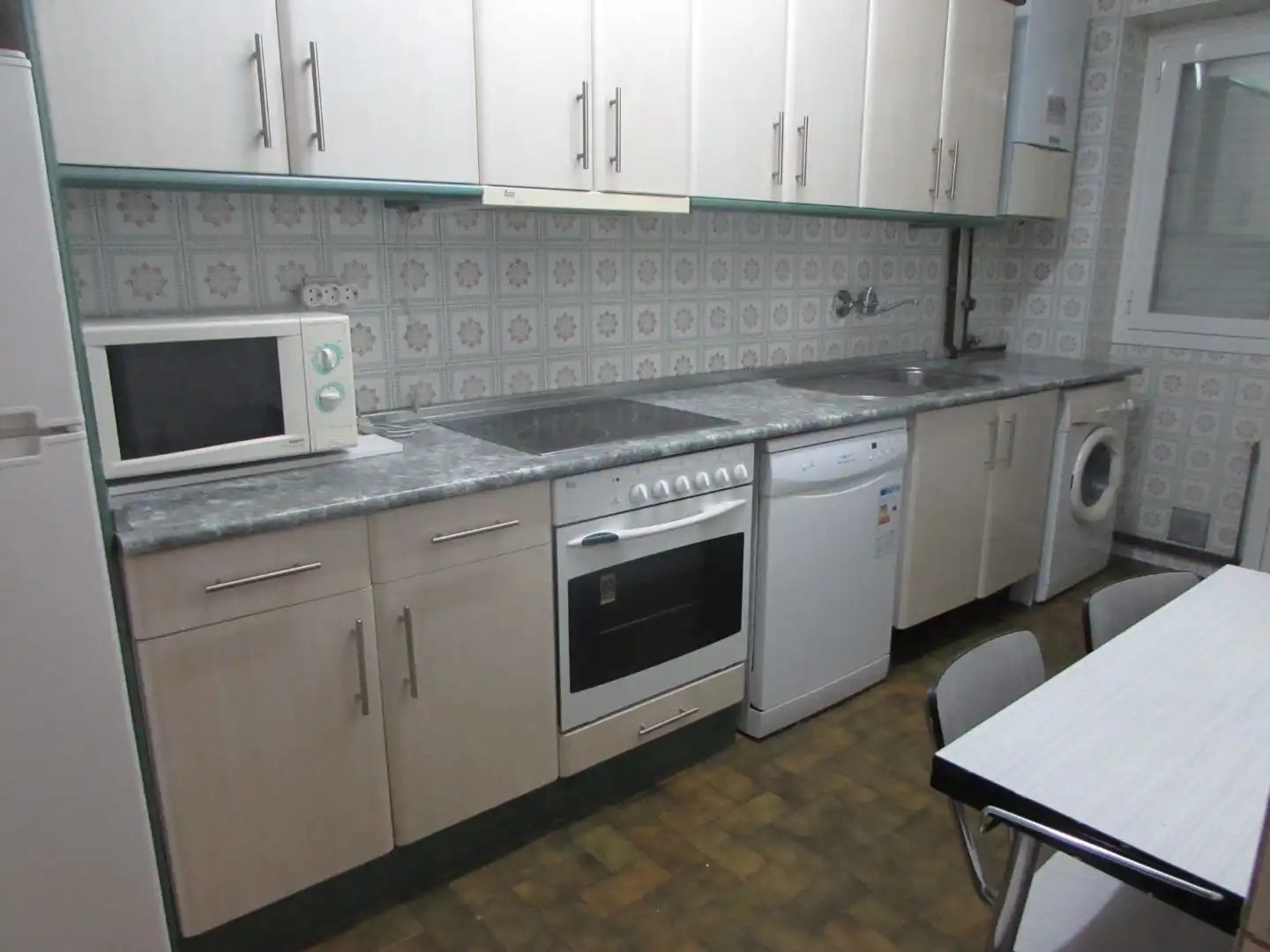 Kitchen of Flat for share in Universidad