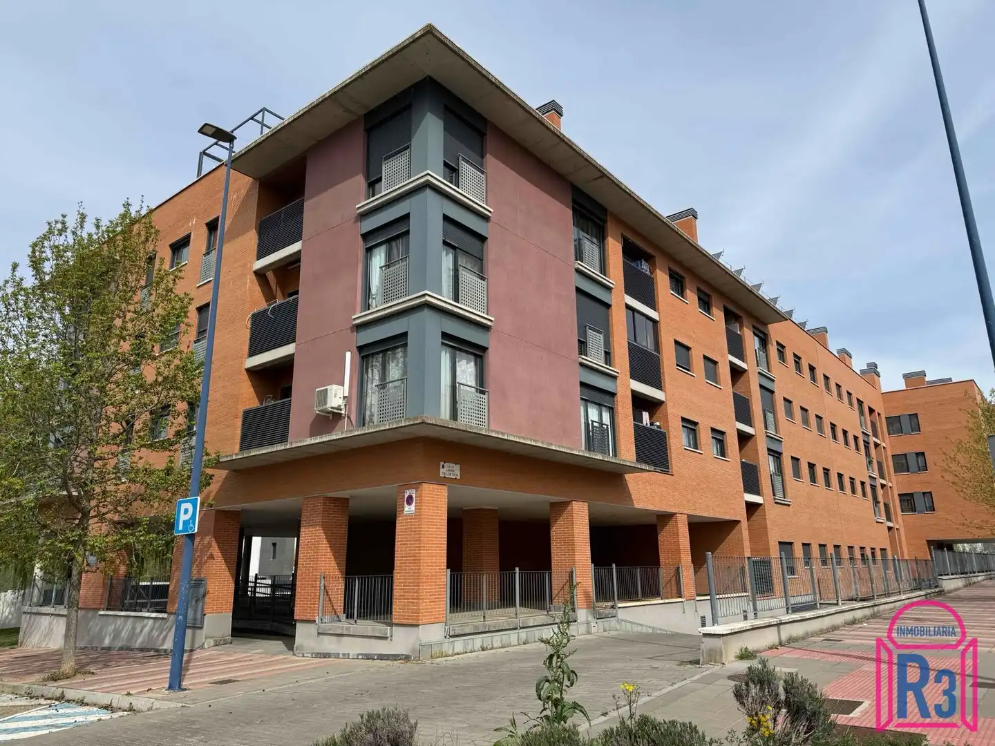 Vista exterior de Apartament de lloguer en León Capital  amb Calefacció, Terrassa i Moblat