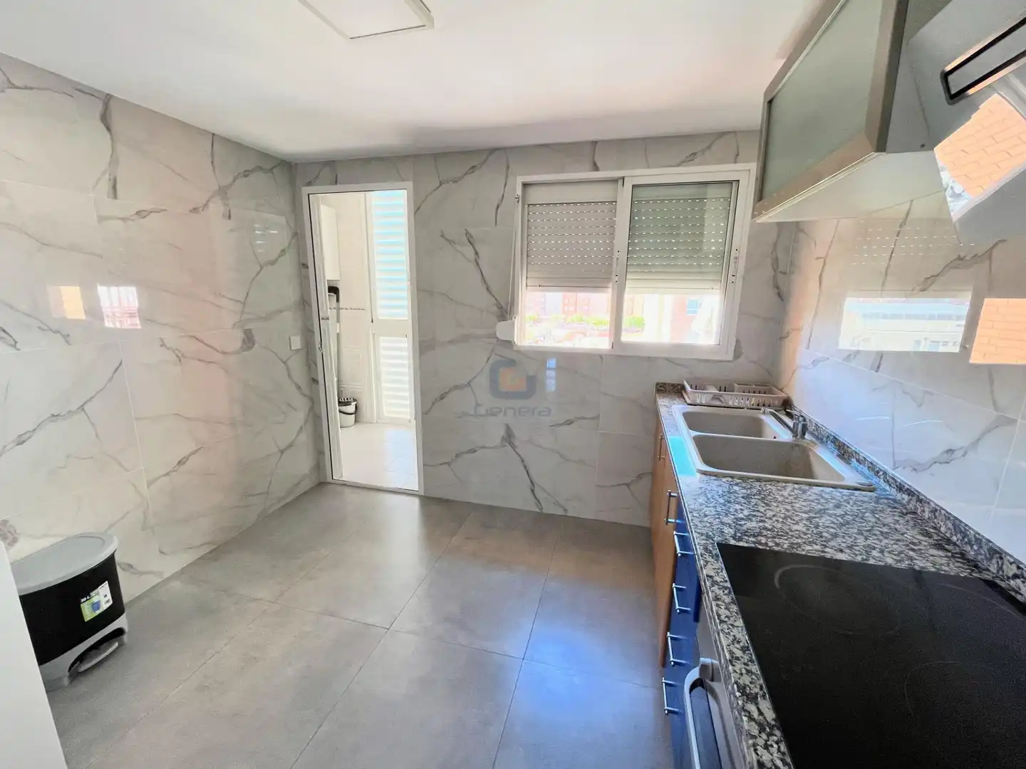 Cocina de Piso en venta en Alicante / Alacant con Jardín privado, Terraza y Piscina comunitaria