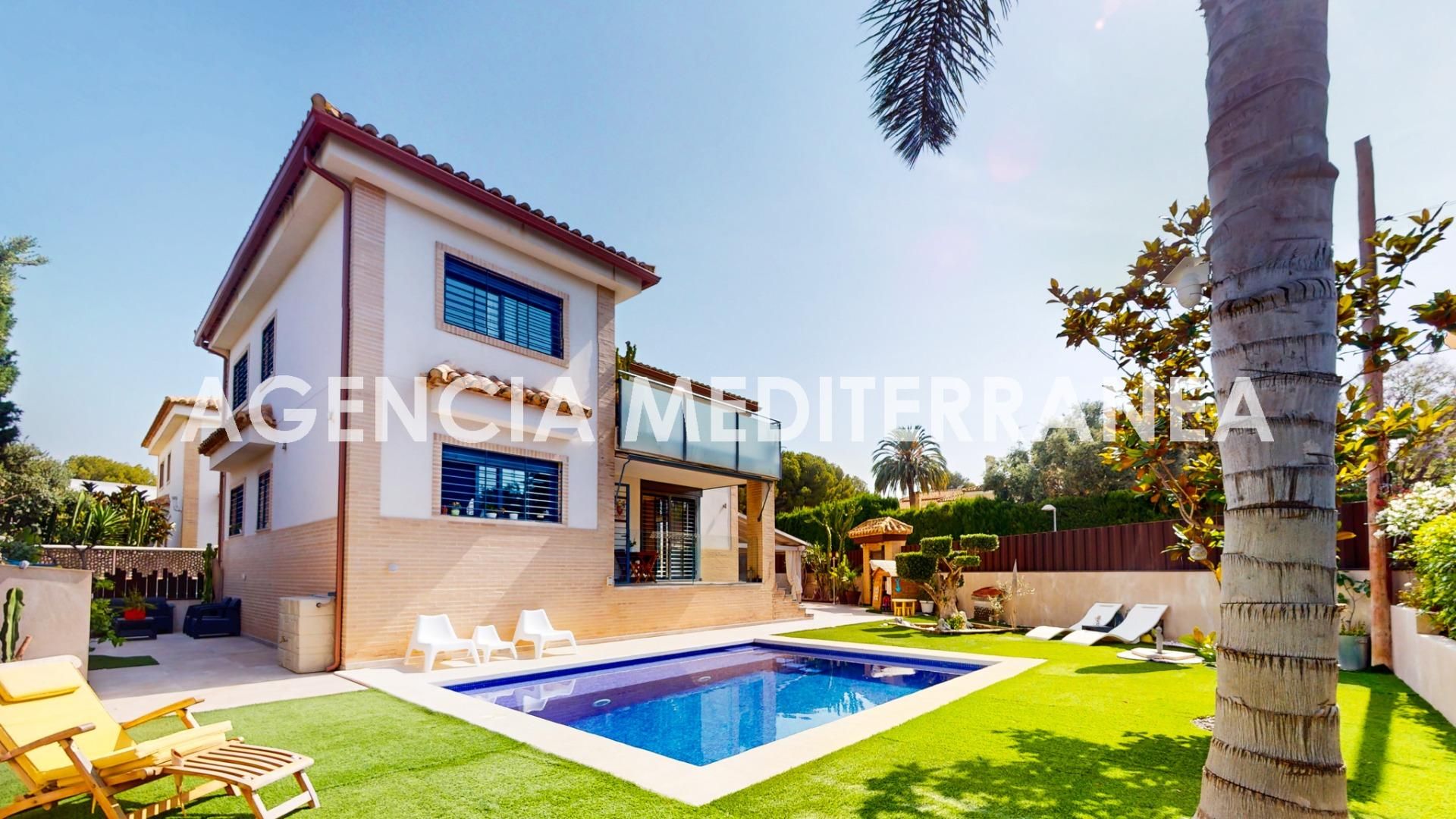 Vista exterior de Casa o xalet en venda en Paterna amb Aire condicionat, Calefacció i Jardí privat