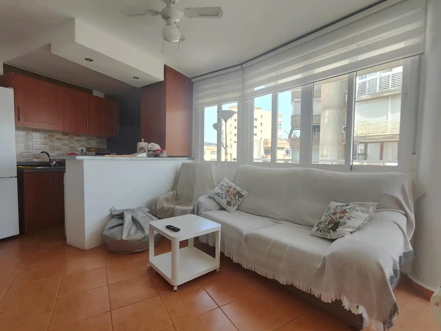 Sala d'estar de Pis de lloguer en Torremolinos amb Aire condicionat, Terrassa i Moblat