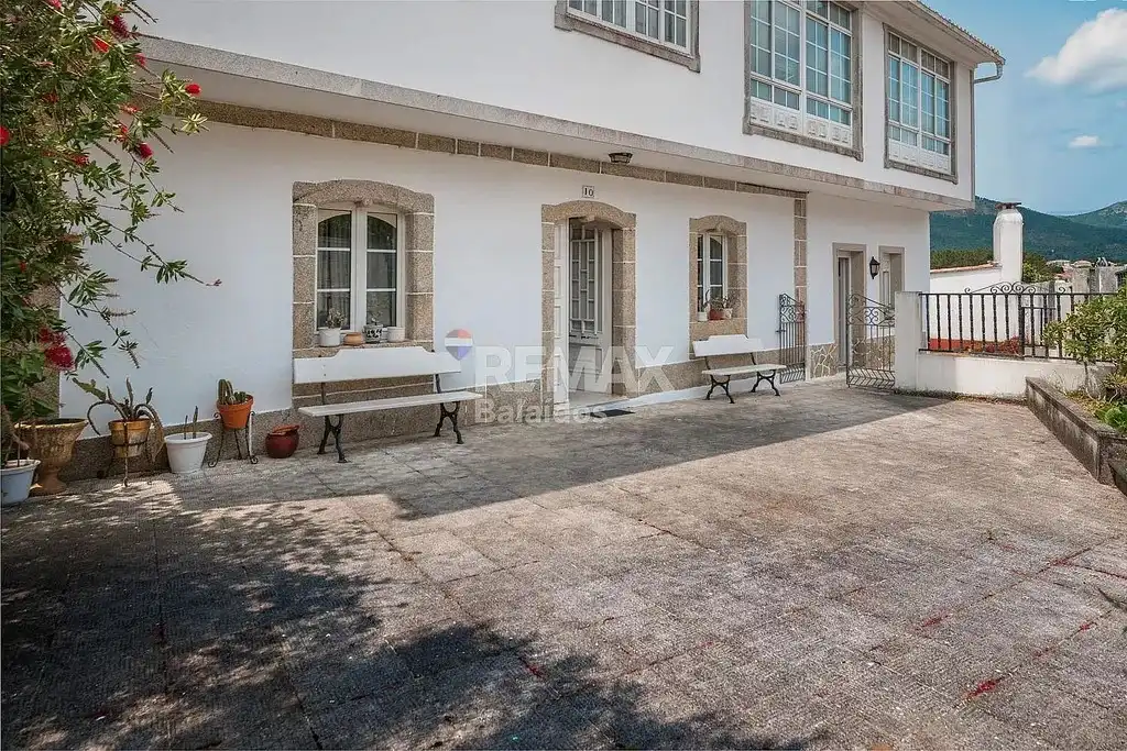 Vista exterior de Casa o xalet en venda en A Pobra do Caramiñal amb Calefacció, Jardí privat i Parquet