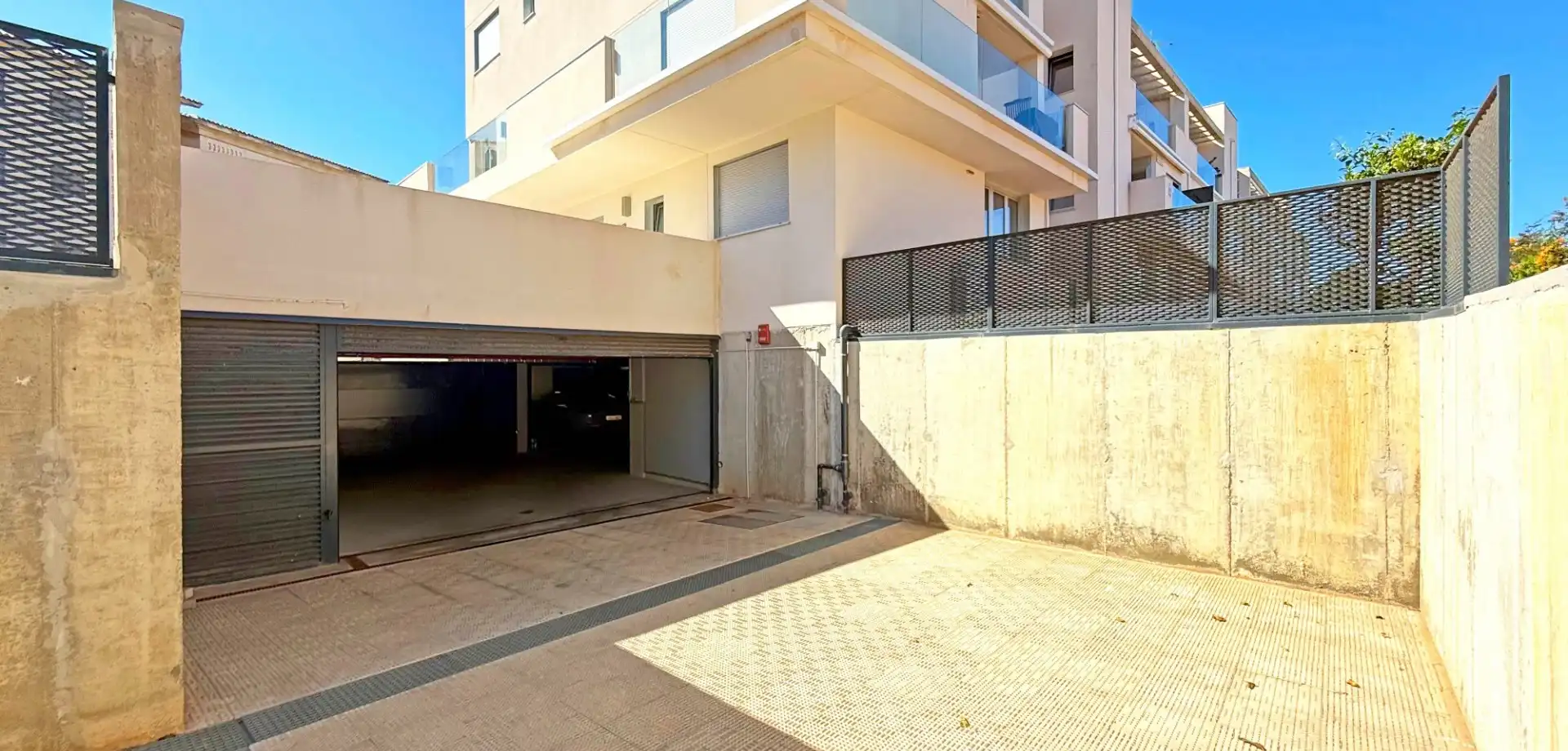 Aparcament de Pis en venda en Cartagena amb Aire condicionat, Piscina i Moblat