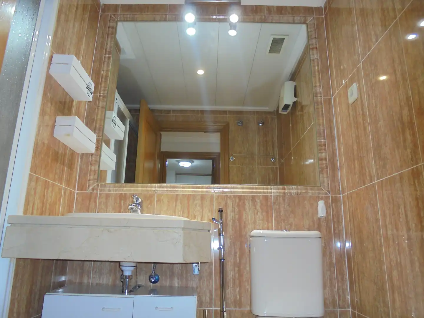 Baño de Piso de alquiler en Madrid con Aire acondicionado, Calefacción y Trastero