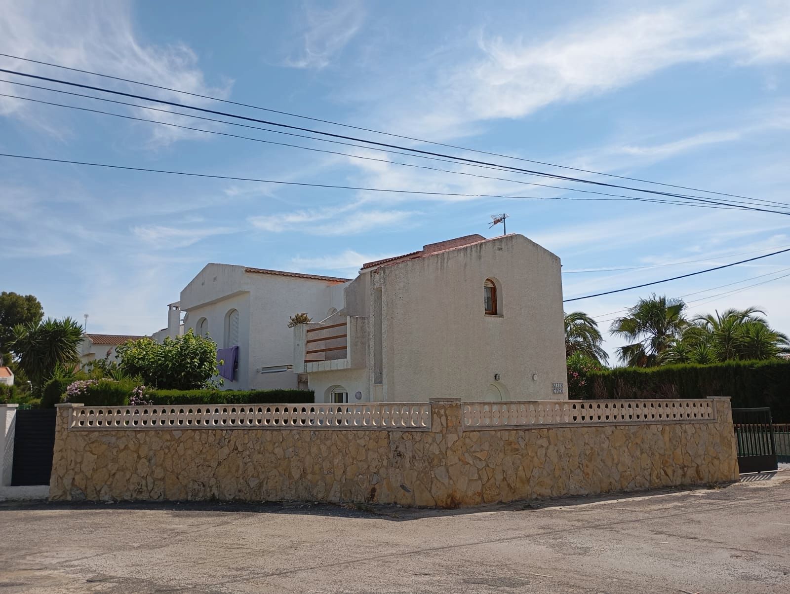 Vista exterior de Casa adosada en venda en Mont-roig del Camp amb Jardí privat, Moblat i Forn