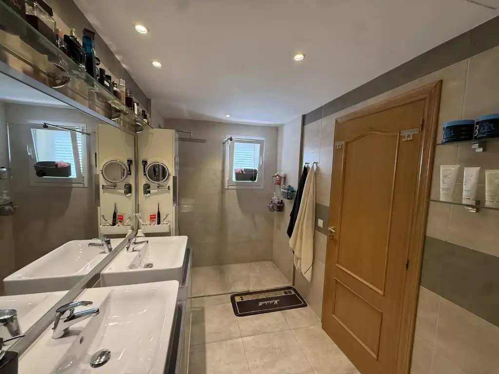 Badezimmer von Einfamilien-Reihenhaus zum Verkauf in  Palma de Mallorca mit Klimaanlage, Terrasse und Möbliert