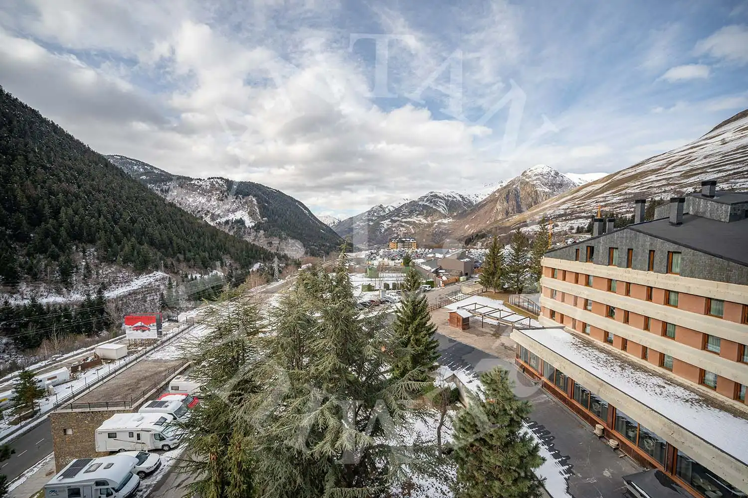 Vista exterior de Apartamento en venta en Naut Aran con Calefacción, Parquet y Amueblado