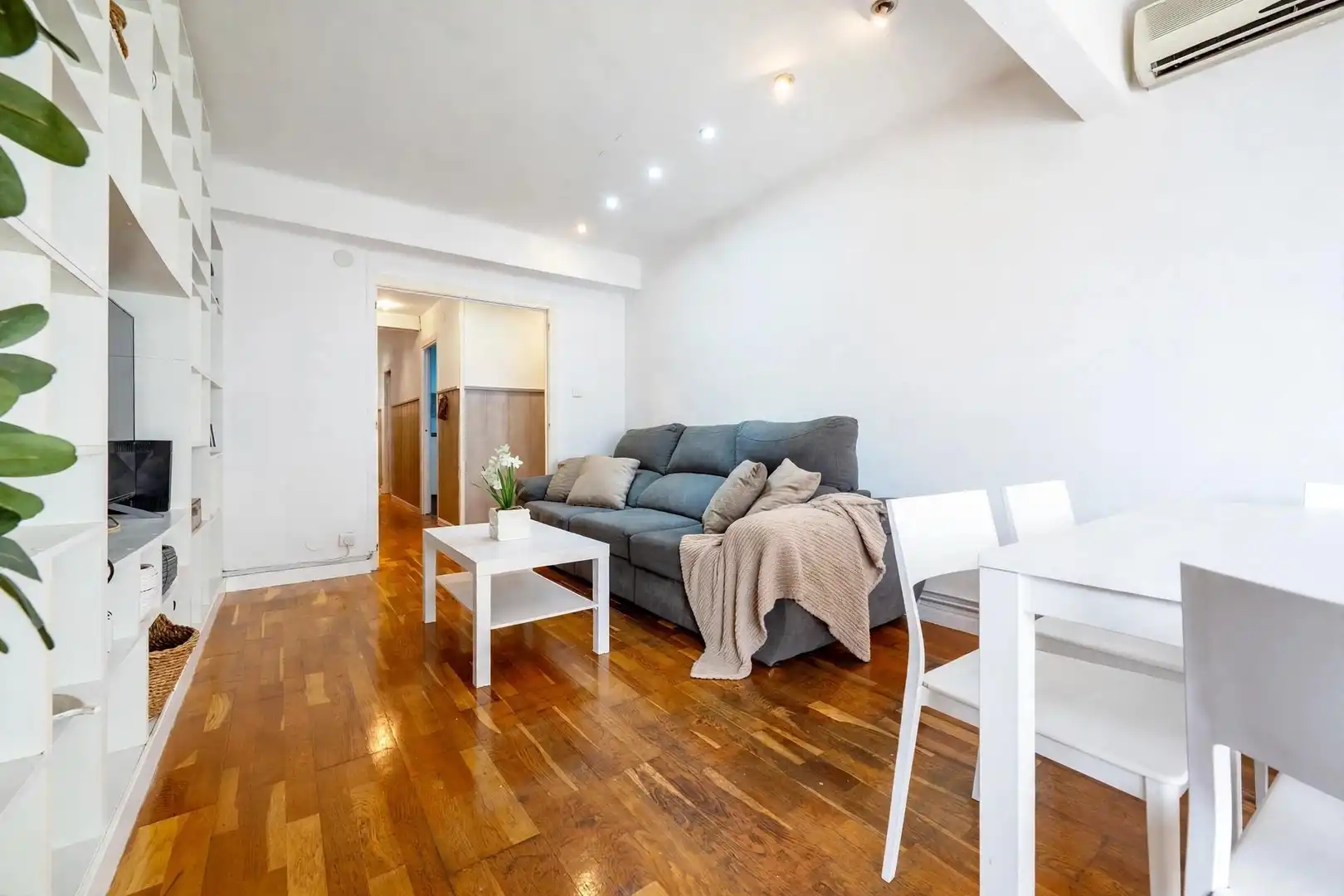 Living room of Flat for sale in Nou Eixample Sud