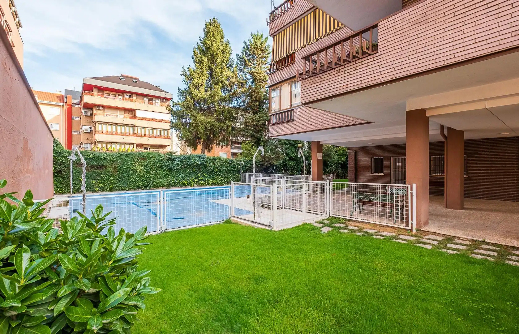 Swimming pool of Flat for sale in  Madrid Capital  with Air Conditioner, Private garden and Parquet flooring