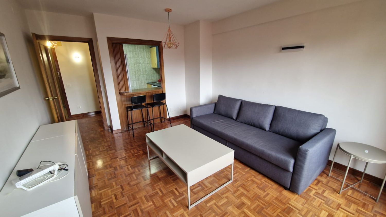 Sala d'estar de Apartament de lloguer en León Capital  amb Parquet, Terrassa i Moblat