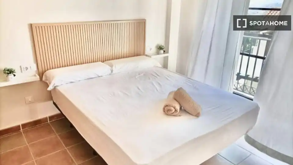 Habitación de Apartamento para compartir en Ítrabo con Aire acondicionado, Terraza y Amueblado
