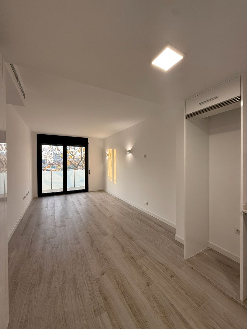 Dormitori de Pis de lloguer en Salt amb Aire condicionat, Forn i Microones