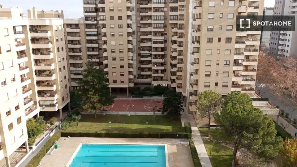 Swimming pool of Flat for share in Zaragoza  with Air Conditioner, Terrace and Furnished