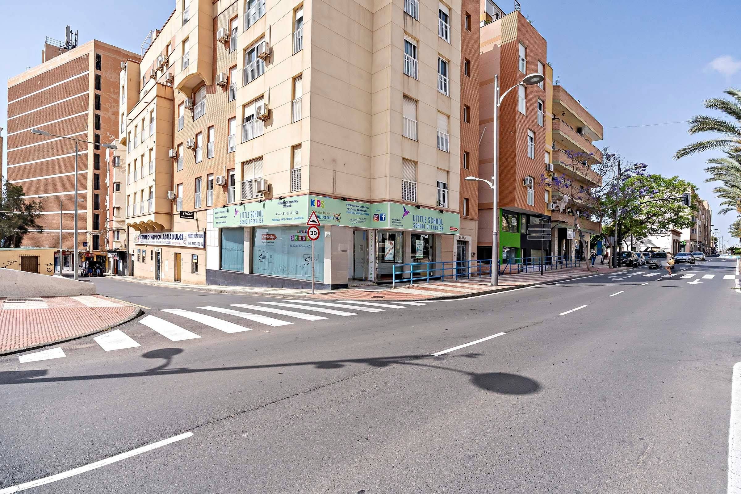 Vista exterior de Planta baixa en venda en Roquetas de Mar amb Terrassa