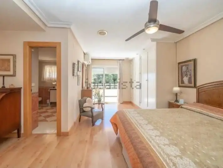 Habitación de Casa adosada en venta en Alicante / Alacant con Aire acondicionado, Calefacción y Jardín privado