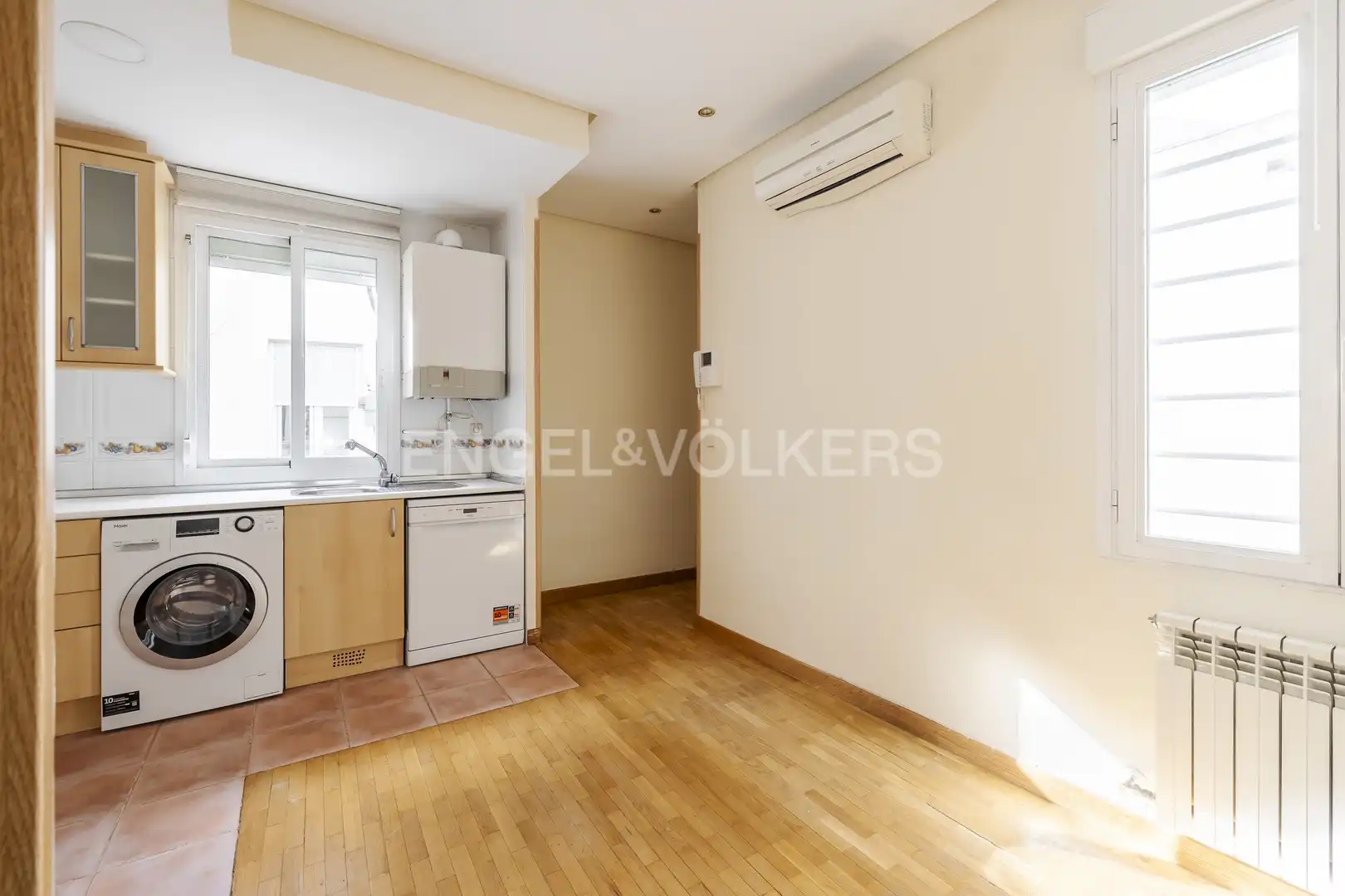 Kitchen of Flat for rent in Madrid  with Air Conditioner, Heating and Parquet flooring