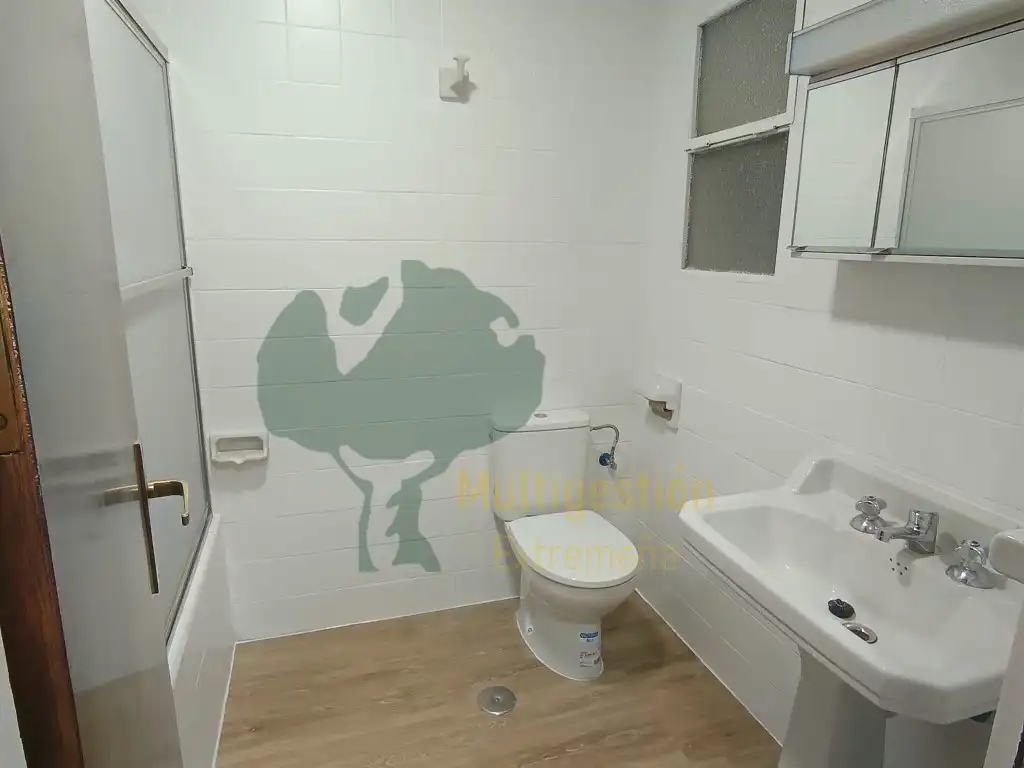 Bathroom of Flat for share in Cáceres  with Heating