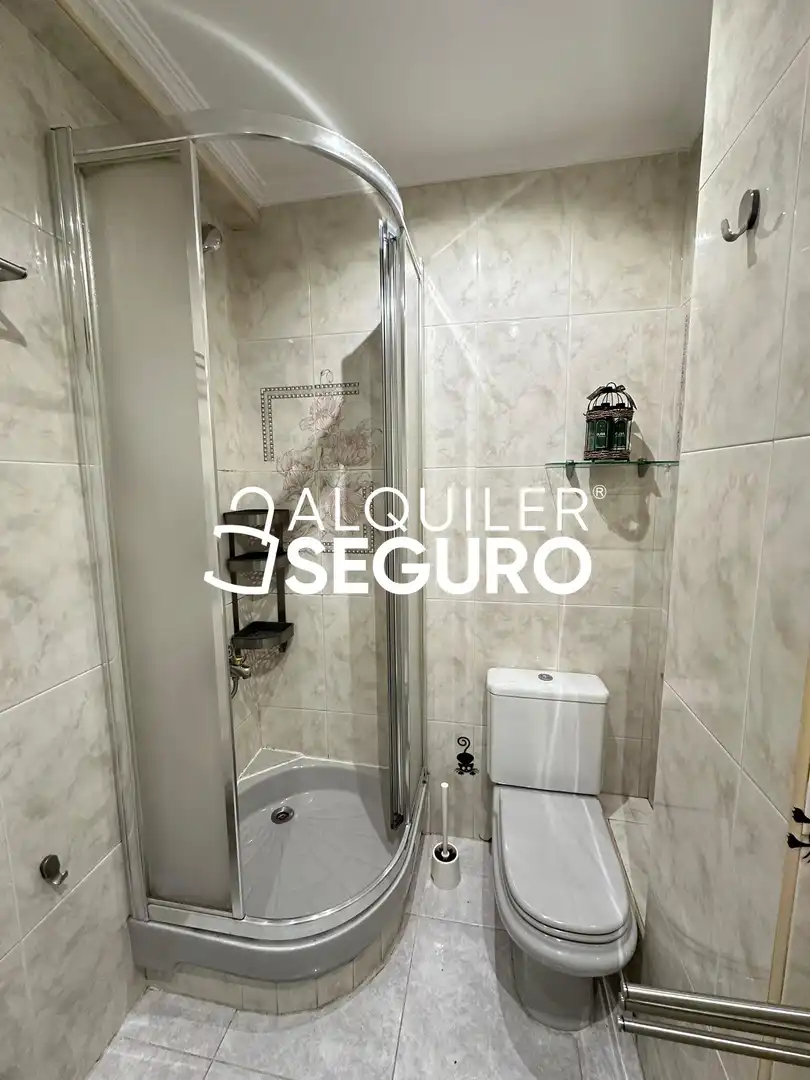 Baño de Piso de alquiler en Madrid con Calefacción y Trastero