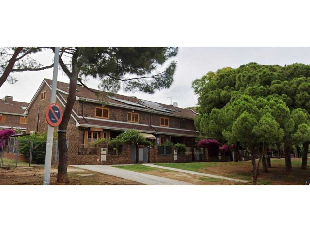 Exterior view of Single-family semi-detached for sale in Badalona  with Air Conditioner, Heating and Private garden
