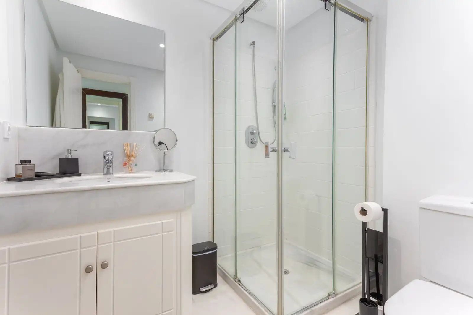 Badezimmer von Wohnung zum Verkauf in Marbella mit Klimaanlage, Privatgarten und Terrasse