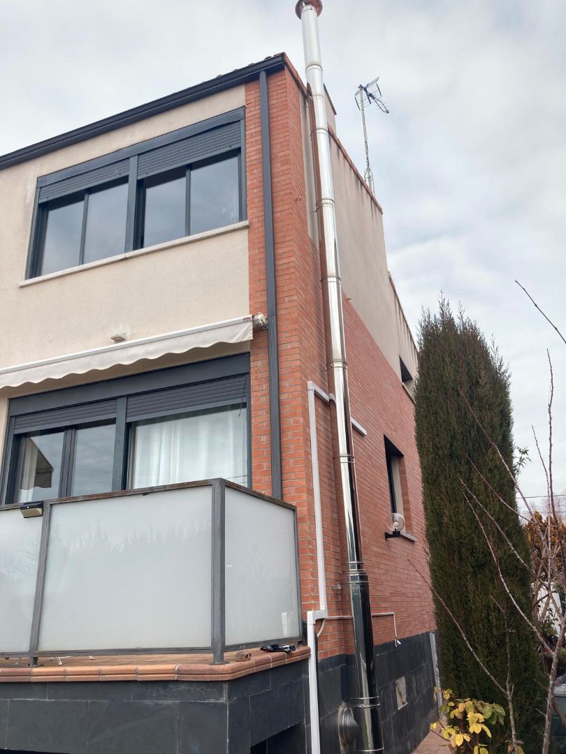 Exterior view of Single-family semi-detached for sale in Valladolid Capital  with Air Conditioner, Heating and Private garden
