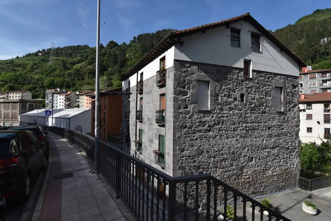 Außenansicht von Wohnung zum Verkauf in Soraluze / Plasencia de las Armas mit Heizung und Abstellraum