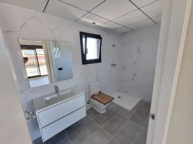 Bany de Casa adosada en venda en Cambrils amb Aire condicionat, Calefacció i Jardí privat