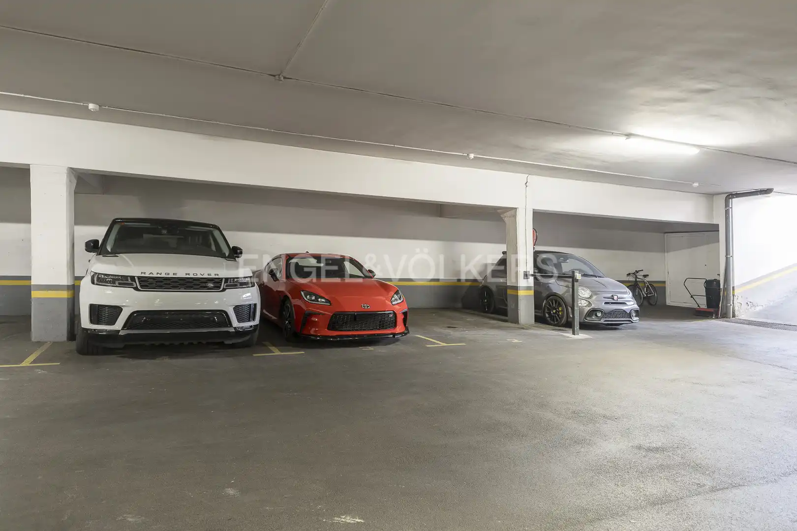 Parking de Piso en venta en Barcelona con Aire acondicionado, Calefacción y Jardín privado