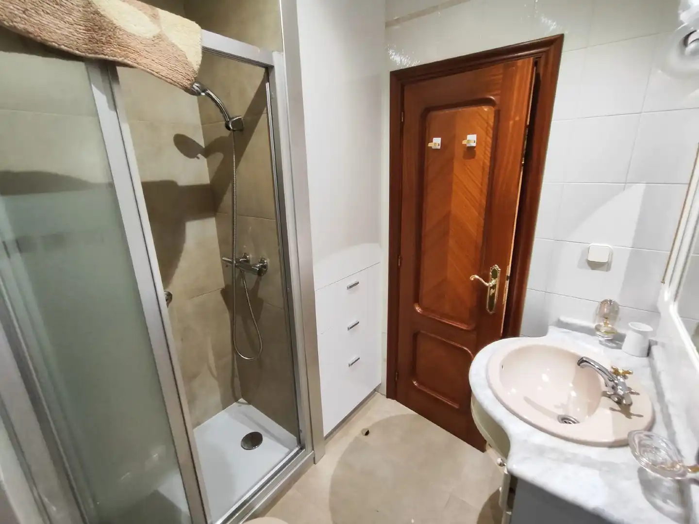 Baño de Piso de alquiler en A Coruña Capital  con Calefacción y Amueblado