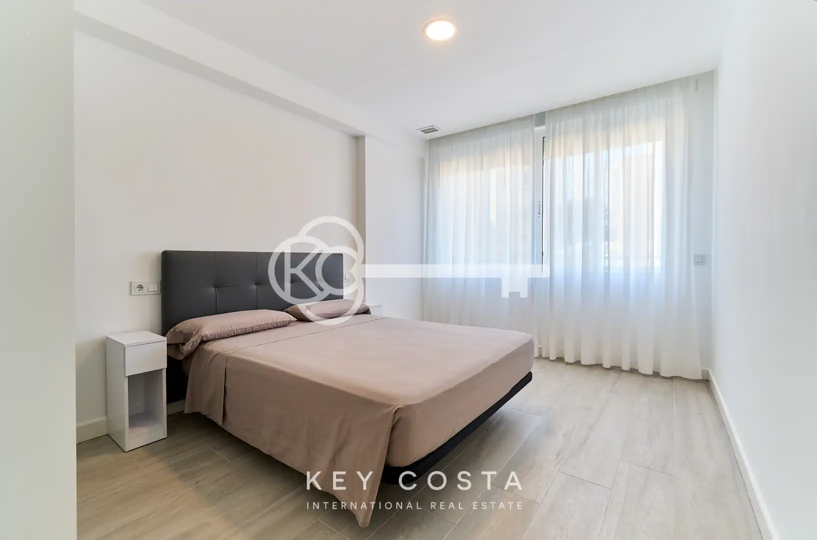 Habitación de Piso en venta en Alicante / Alacant con Aire acondicionado, Terraza y Amueblado