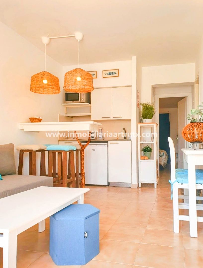 Cuina de Apartament en venda en Ciutadella de Menorca amb Aire condicionat, Moblat i Piscina comunitària