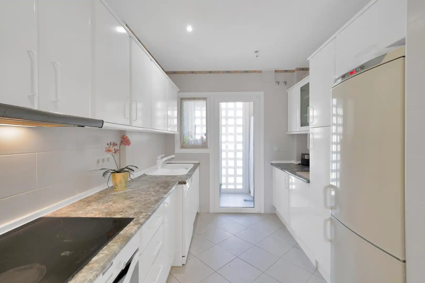 Cocina de Ático de alquiler en Marbella con Aire acondicionado, Calefacción y Jardín privado