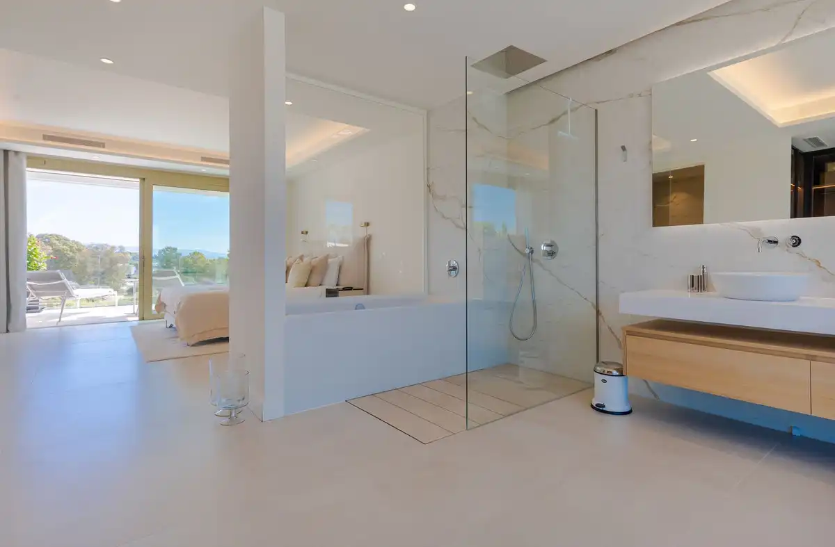 Badezimmer von Dachboden zum Verkauf in Marbella mit Klimaanlage, Terrasse und Abstellraum