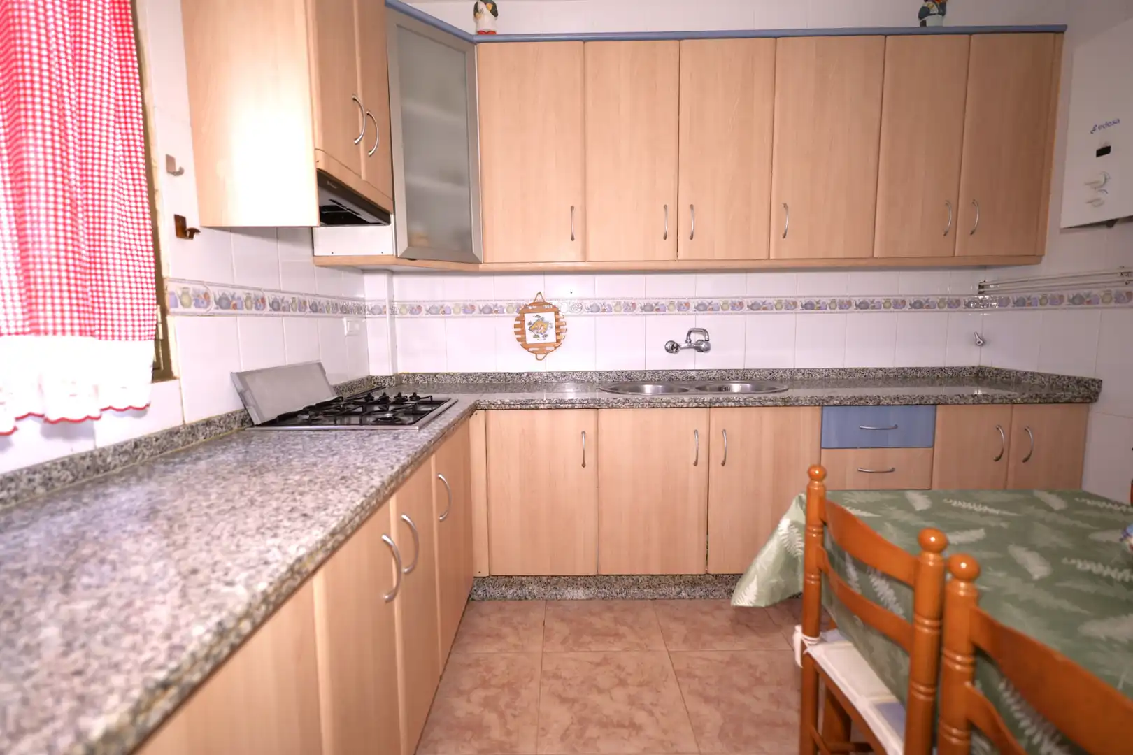Cuina de Casa o xalet en venda en Nevada amb Jardí privat, Terrassa i Moblat