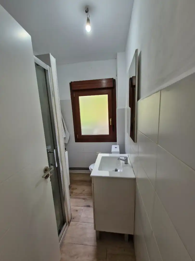 Badezimmer von Wohnung zur Miete in Alonsotegi mit Heizung, Möbliert und Ofen