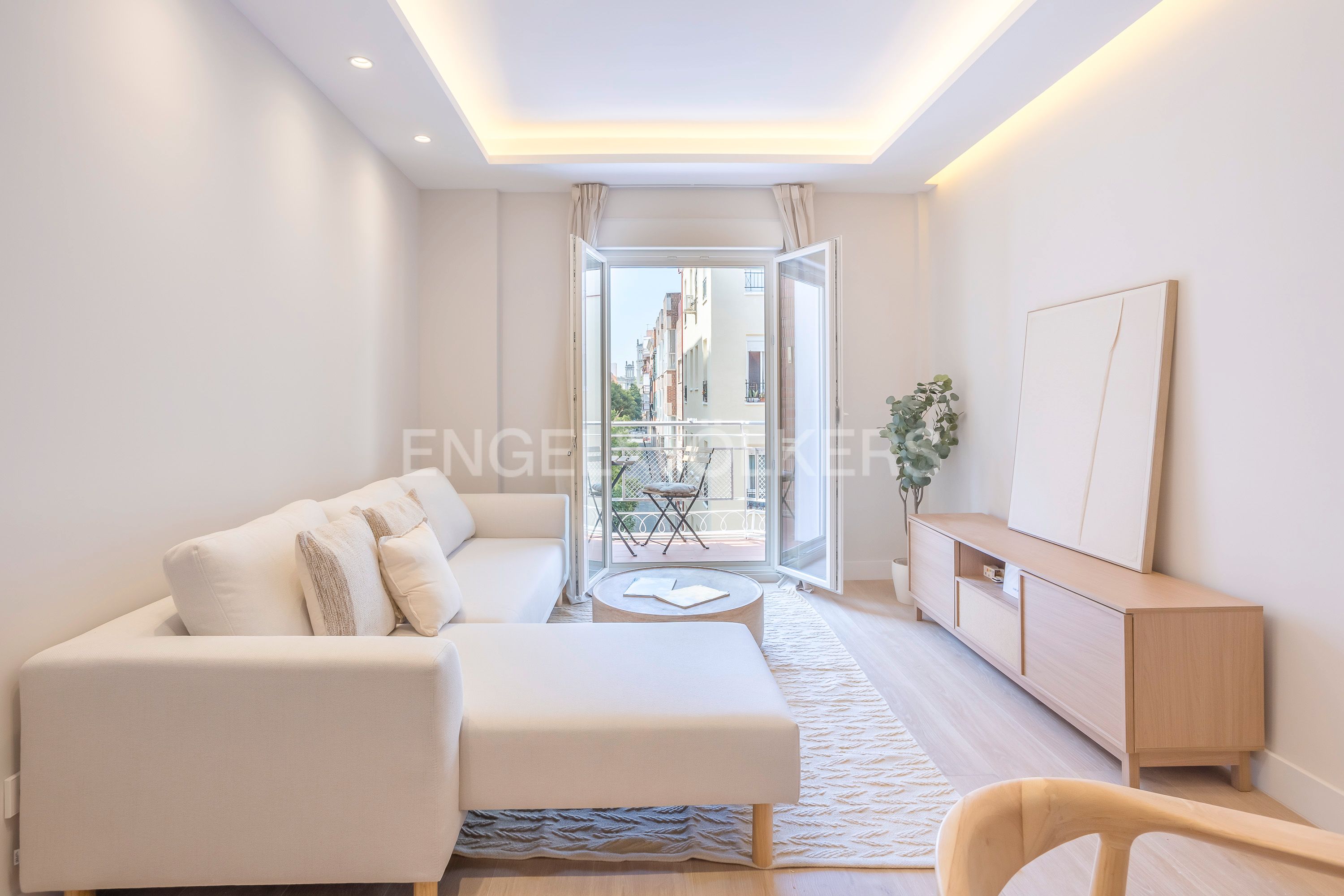 Sala d'estar de Apartament en venda en  Madrid Capital amb Aire condicionat, Calefacció i Moblat