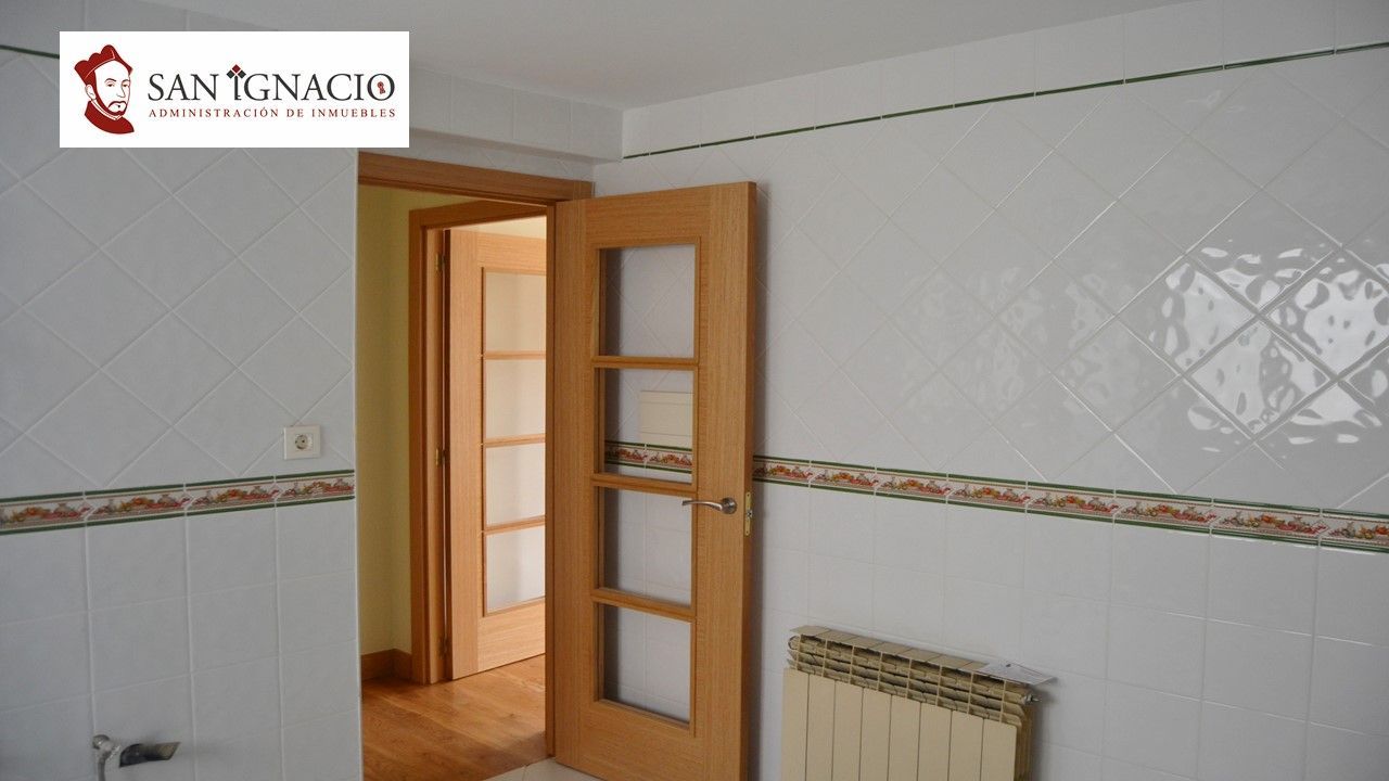 Dormitori de Pis en venda en Villarcayo de Merindad de Castilla la Vieja amb Parquet i Balcó