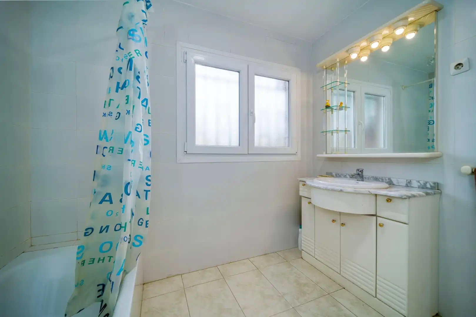 Baño de Casa adosada en venta en Madrid con Calefacción y Jardín privado