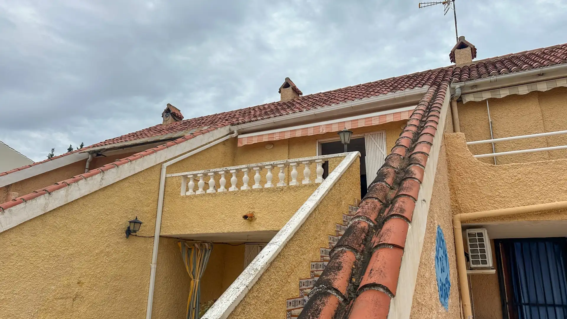 Vista exterior de Casa adosada en venda en Orihuela amb Jardí privat, Terrassa i Traster