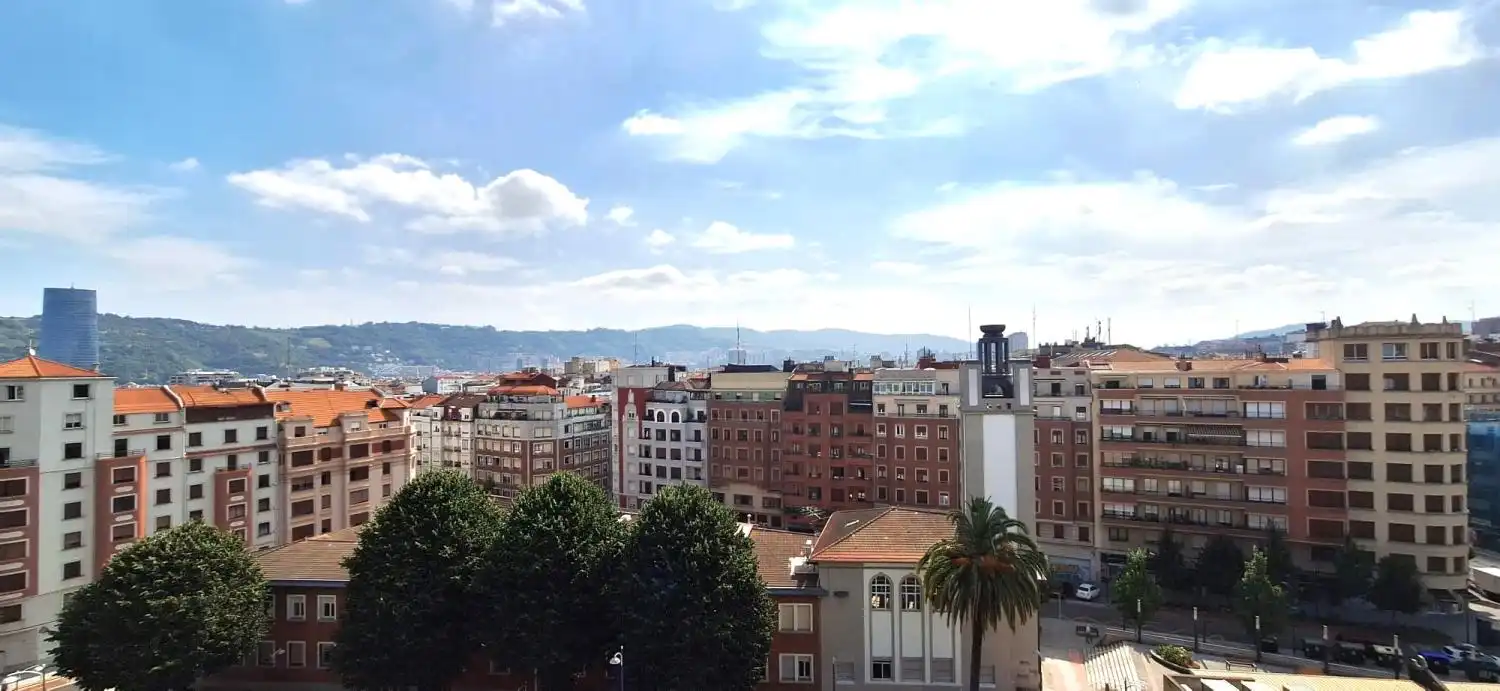 Vista exterior de Àtic en venda en Bilbao  amb Calefacció i Terrassa