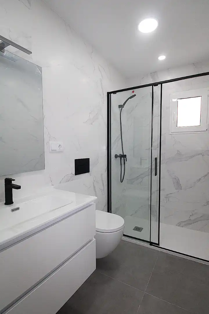 Bany de Apartament de lloguer en Valencia amb Parquet, Moblat i Forn