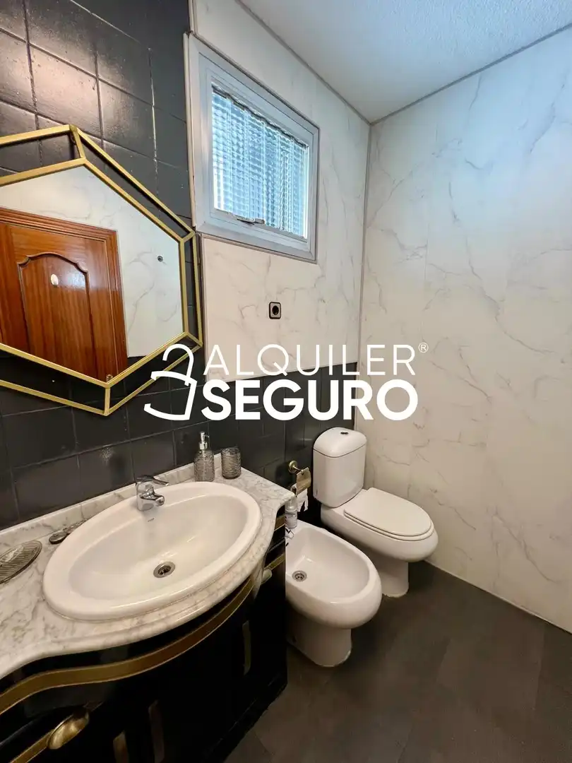 Badezimmer von Wohnung zur Miete in Madrid mit Klimaanlage, Heizung und Terrasse
