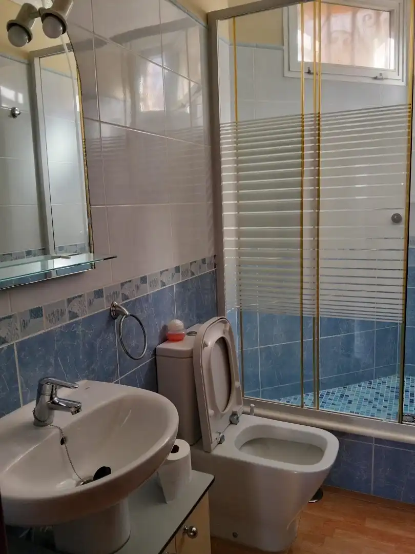Badezimmer von Erdgeschoss zur Miete in Arona mit Terrasse, Möbliert und Ofen