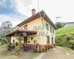 Vista exterior de Casa o xalet en venda en Piloña amb Jardí privat, Parquet i Terrassa