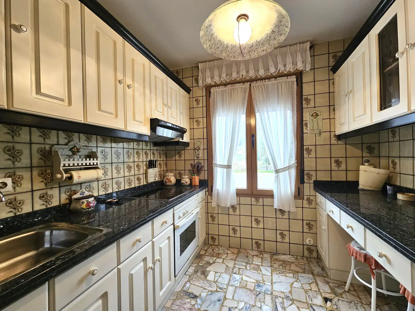 Cocina de Casa adosada de alquiler en Bimenes con Calefacción, Trastero y Amueblado
