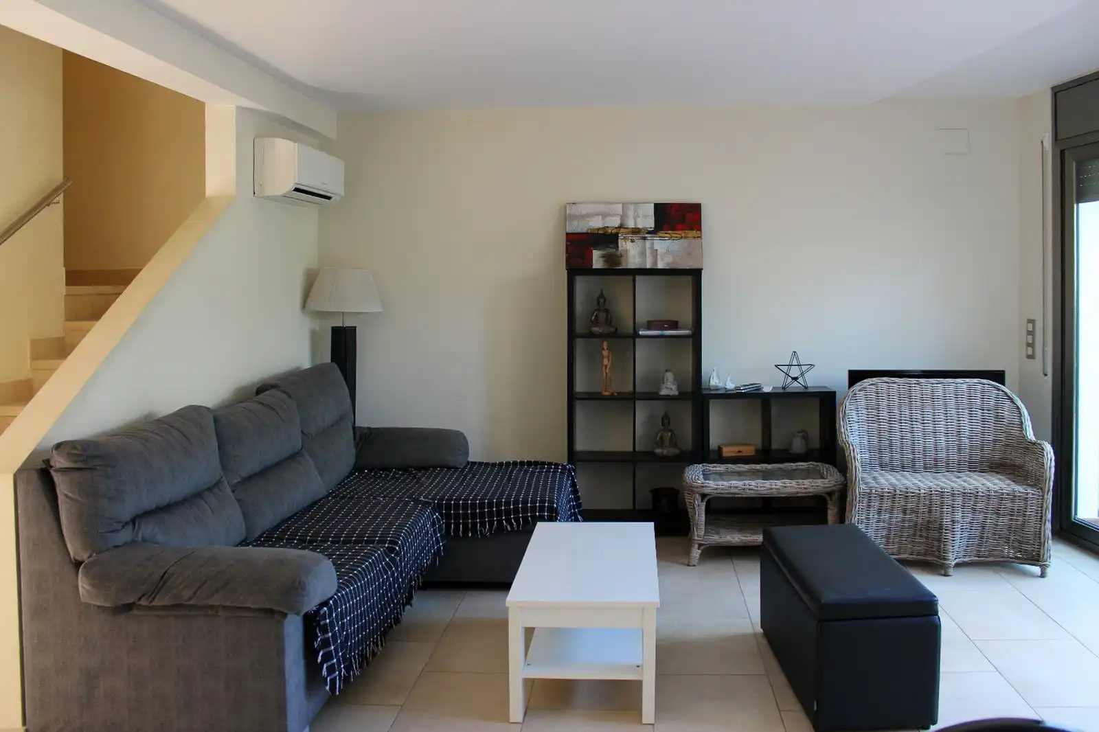 Sala d'estar de Casa adosada en venda en L'Escala amb Aire condicionat, Calefacció i Jardí privat