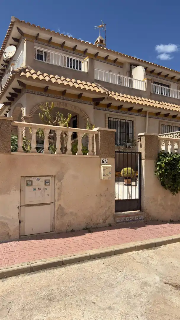 Vista exterior de Casa adosada en venda en Torrevieja
