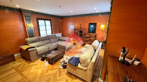 ESPECTACULAR CASA JUNTO AL CENTRO CON AMPLIA COCHERA CERRADA Y BODEGA
