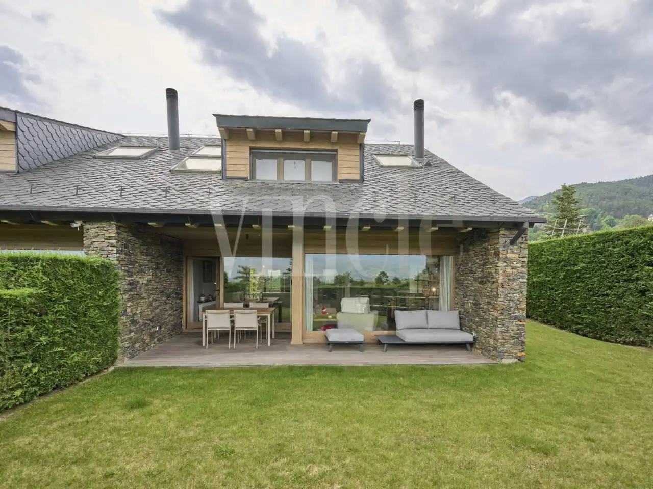Vista exterior de Casa adosada en venda en Alp amb Calefacció, Jardí privat i Parquet